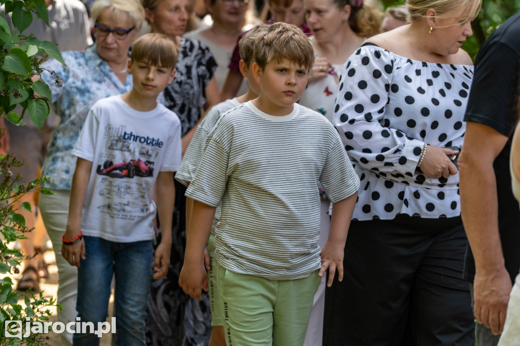 Spacer po ogrodzie plebańskim w Wilkowyi