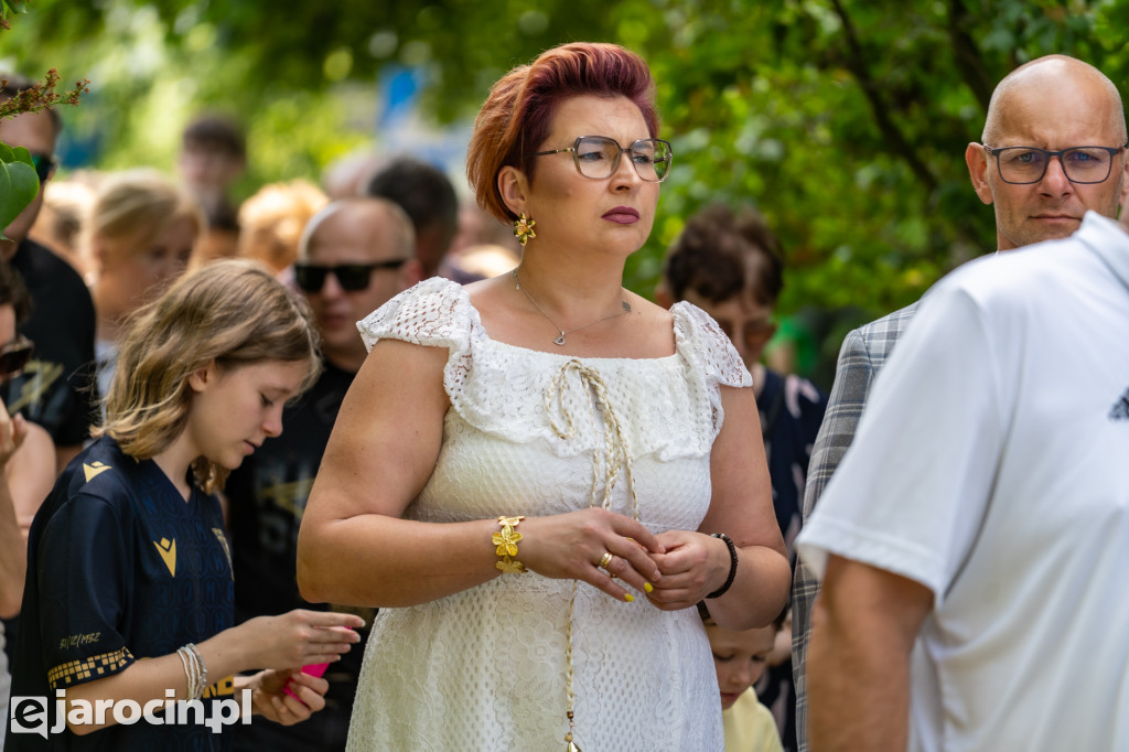 Spacer po ogrodzie plebańskim w Wilkowyi