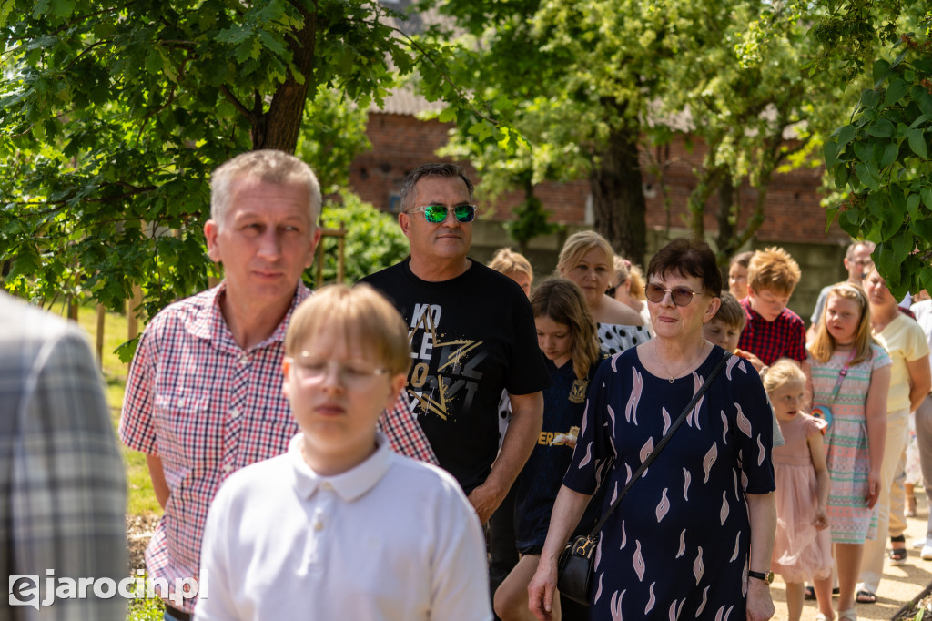 Spacer po ogrodzie plebańskim w Wilkowyi