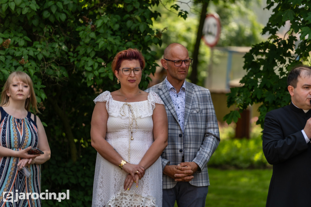 Spacer po ogrodzie plebańskim w Wilkowyi