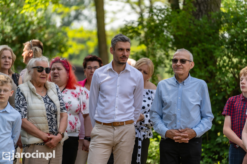 Spacer po ogrodzie plebańskim w Wilkowyi