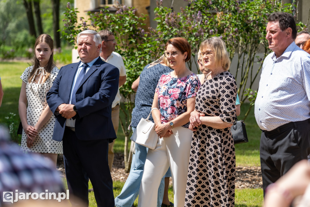 Spacer po ogrodzie plebańskim w Wilkowyi