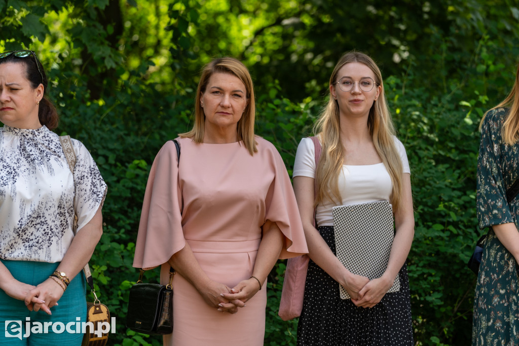 Spacer po ogrodzie plebańskim w Wilkowyi