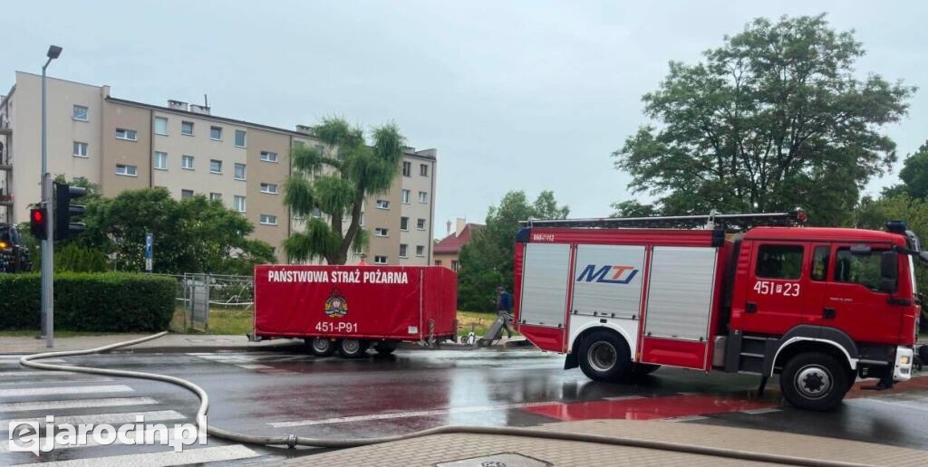 Ul. Wojska Polskiego nieprzejezdna. Strażacy działają na miejscu