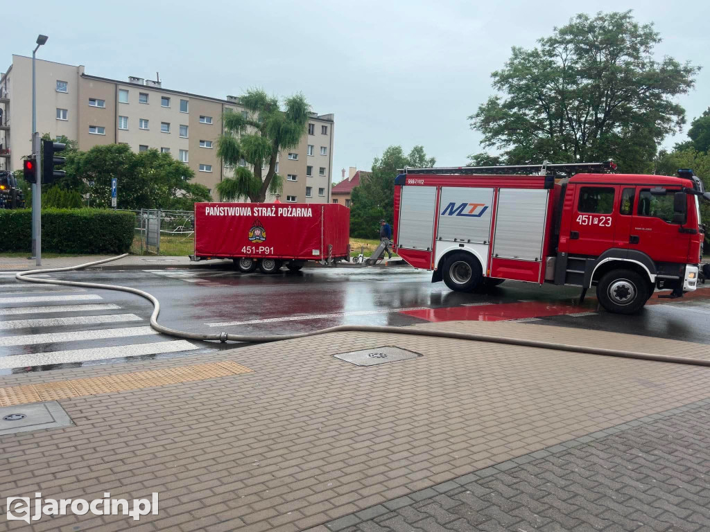 Ul. Wojska Polskiego nieprzejezdna. Strażacy działają na miejscu