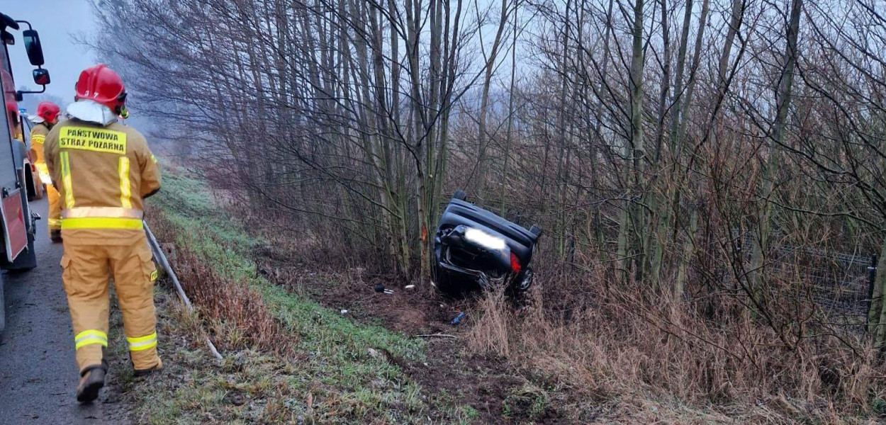 Dachowanie na drodze w Ludwinowie. Jak do niego doszło? (ZDJĘCIA)