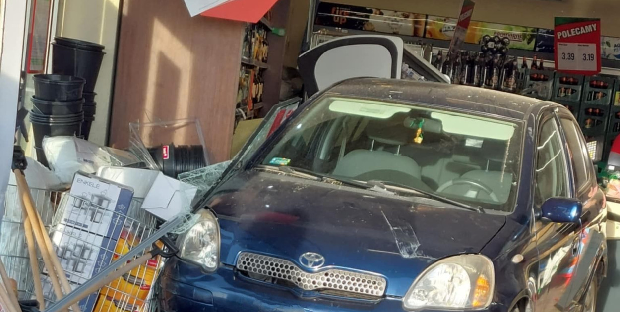 Senior wjechał autem do marketu. Dwie osoby poszkodowane (ZDJĘCIA(