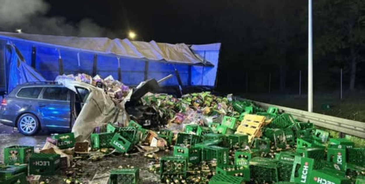 Butelki w rozsypce, jezdnia w piwie. Zderzenie osobówki z ciężarówką na obwodnicy