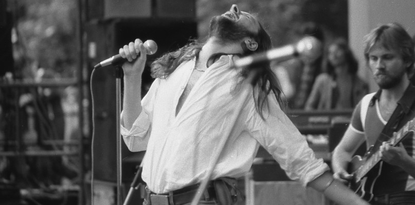 Koncert zespołu Dżem w jarocińskim amfiteatrze podczas II Ogólnopolskiego Przeglądu Muzyki Młodej Generacji w Jarocinie w 1981 r. Autor: Ryszard Jędrzejczyk. Źródło: jarocin.pl