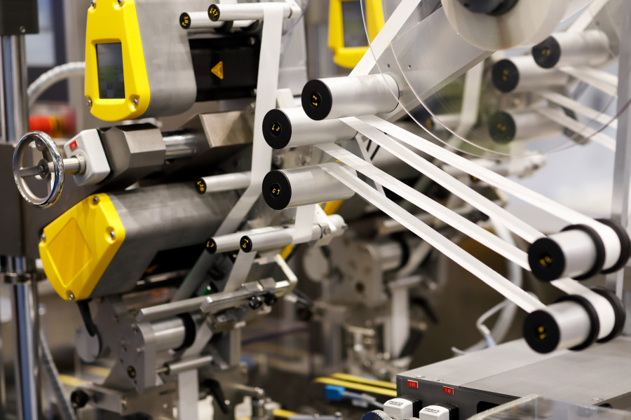 materiały partnera Zautomatyzowana linia produkcyjna z robotami przemysłowymi i transporterami w zakładzie produkcyjnym