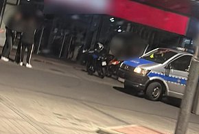 Nielegalne wyścigi i „kręcenie bączków” pod galerią. Policja wkroczyła do akcji-13382