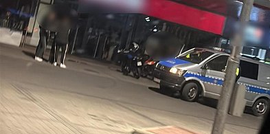 Nielegalne wyścigi i „kręcenie bączków” pod galerią. Policja wkroczyła do akcji-13382