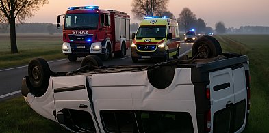 Dachowanie busa na krajowej „12”. Ranni i nietrzeźwy kierowca-13439