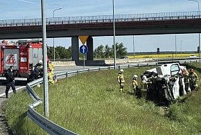 Nie opanował auta na S11. Zjechał do rowu po uderzeniu w barierę-13507