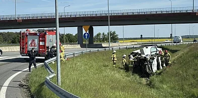 Nie opanował auta na S11. Zjechał do rowu po uderzeniu w barierę-13507