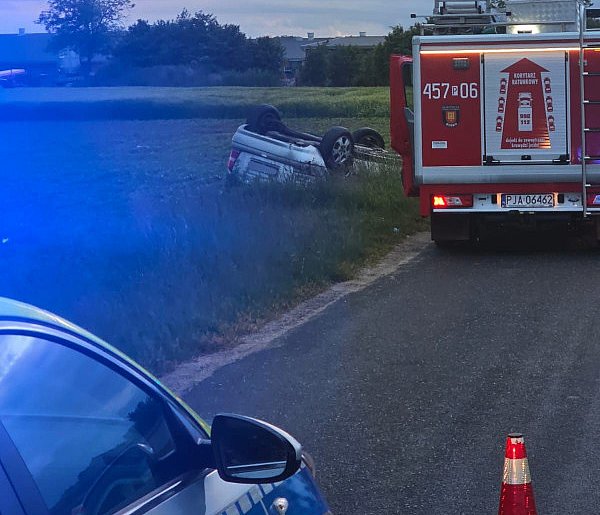 Dachowanie w Strzyżewku. Jedna osoba poszkodowana trafiła do szpitala (ZDJĘCIA)-13613
