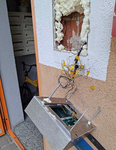 Wandal zaatakował przy Sportowej 4. Uszkodzony domofon, elewacja i instalacja-13818