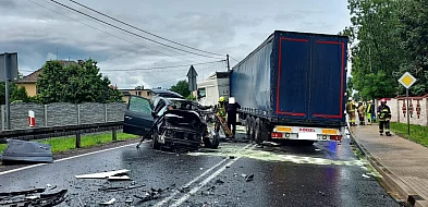 Strażacy ratowali zakleszczonego kierowcę. 44-latek trafił do szpitala (ZDJĘCIA)-13975