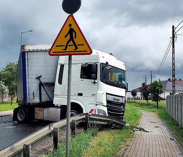 Strażacy ratowali zakleszczonego kierowcę. 44-latek trafił do szpitala (ZDJĘCIA)-13975