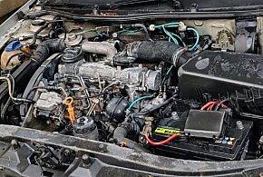 Auto stanęło w ogniu przy obleganym skrzyżowaniu. Właściciel nie czekał na straż-14016