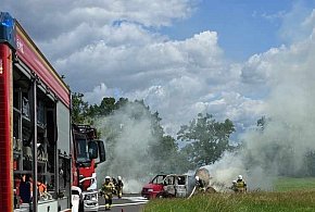 Pożar w Komorzu Przybysławskim. Zapalił się samochód przewożący słomę-14040