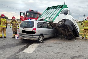 Zderzenie auta osobowego z dostawczym na DK 11. Kierowcy wyszli bez szwanku-14132