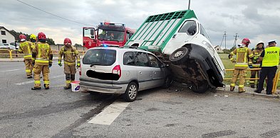 Zderzenie auta osobowego z dostawczym na DK 11. Kierowcy wyszli bez szwanku-14132