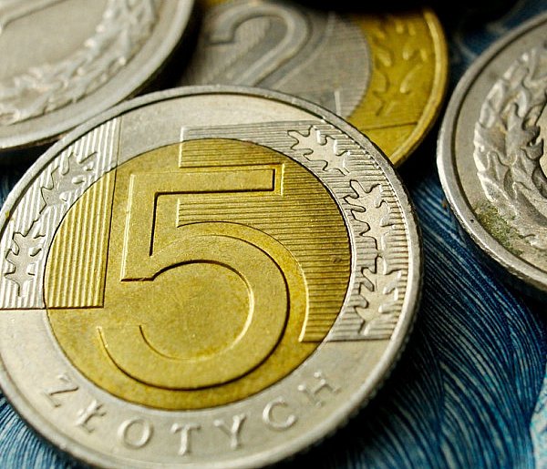 Setki tysięcy Polaków otrzymały nowe świadczenie. Co z resztą?-14322