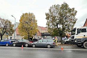 Pięć aut osobowych i ciężarówka zderzyły się w centrum Jarocina-2531