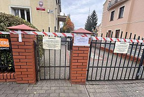 Prokuratura w Jarocinie ogrodzona taśmą. W oknach komunikaty z czaszkami...-15702