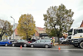5 samochodów zderzyło się w centrum Jarocina. Jedna osoba poszkodowana (ZDJĘCIA)-15711