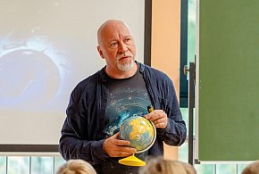 Literatura, pasja i podróże. Niezwykłe spotkanie z Łukaszem Wierzbickim w ZS nr 4-15746