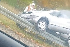 Samochód zawisł na barierkach w Jarocinie. Kierowcy nie było! (ZDJĘCIA)-15755