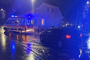 Potrącenie na zjeździe z al. Niepodległości. Kobieta trafiła do szpitala-15779