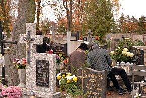 Savoir-vivre na 1 listopada. Jak się zachować podczas wizyty na cmentarzu?-15817