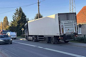 Zderzenie osobówki z ciężarówką na Wrocławskiej. Jedna osoba poszkodowana ZDJĘCIA-15797