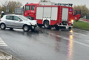 Kotlin: zderzenie na łuku drogi. Trzy osoby poszkodowane, utrudnienia na DK11-15836