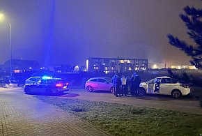 Chwila nieuwagi wystarczyła. Samochód stoczył się na parkingu (ZDJĘCIA)-16569