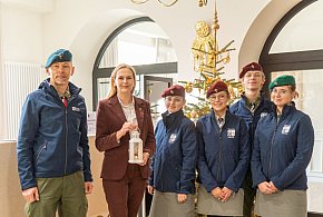 Symbol pokoju i nadziei w rękach samorządowców. Harcerze z wizytą przed świętami-16611