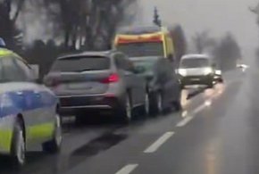 Czołowe zderzenie w Golinie. Kierowca BMW uciekł i usłyszał poważne zarzuty-16630