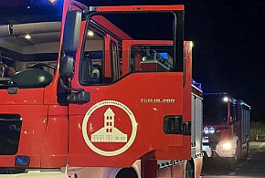 Wieczorna akcja straży pożarnej na Ługach. Pożar sadzy w przewodzie kominowym-16825