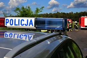 Ford pozostawiony na DK 11 po kolizji. Sprawca uciekł i próbował oszukać policję