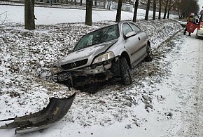 Dwie osoby w aucie, jedna ranna. Wypadek w Wyszkach (ZDJĘCIA)