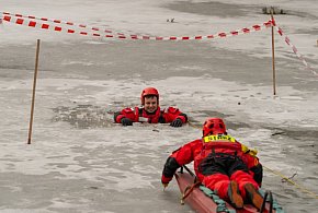 Dramatyczny scenariusz na lodzie. Tak wygląda akcja ratunkowa krok po kroku