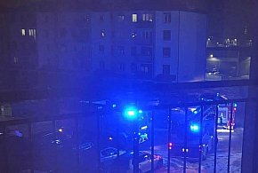 Służby w jednym z mieszkań w Jarocinie. Poszkodowany trafił do szpitala