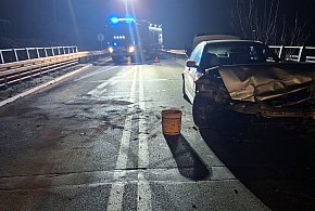Pechowy poranek dla kierowcy BMW. Na drodze Dobrzyca-Pleszew zderzył się z barierą