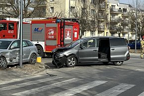 Zderzenie samochodów na skrzyżowaniu w Jarocinie. Utrudnienia w ruchu (ZDJĘCIA)
