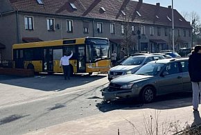 Chwila nieuwagi i kolizja. Zderzenie samochodu z autobusem w Jarocinie (ZDJĘCIA)