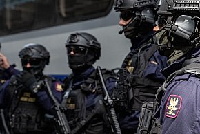 Duża akcja służb i zatrzymany pociąg pod Pleszewem. Co się wydarzyło w Kowalewie?