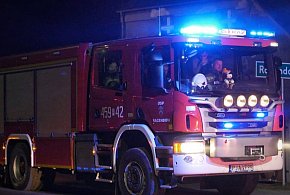 Wieczorna akcja strażaków w Lubinii Małej. Zapaliła się sadza w kominie (ZDJĘCIA)